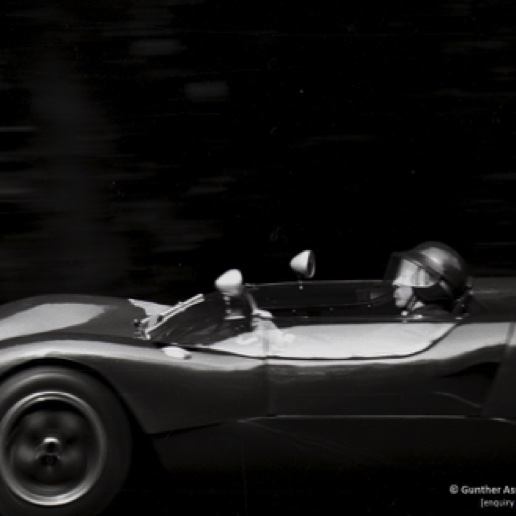 1000 km du Nurburgring 1962 : JImmy sur la Lotus 23 fait u numéro devant les Ferrari beaucoup plus puissante